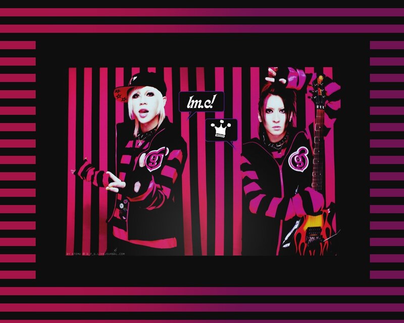 Two musicians in pink and black