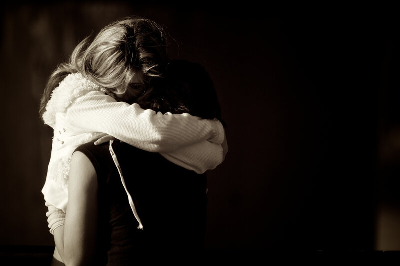 Two People Hugging — Black