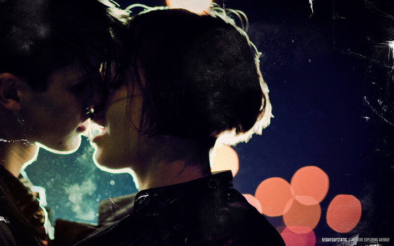 Two People Kissing — Black