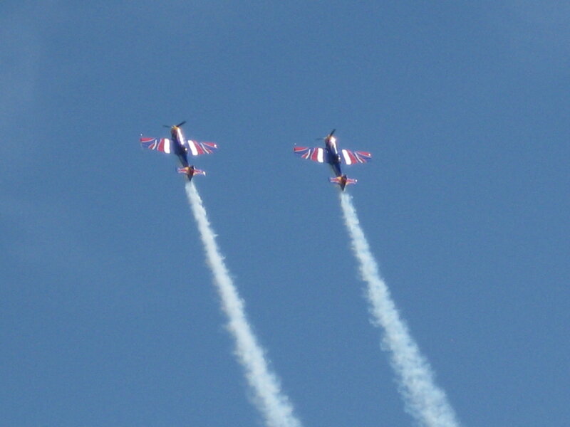 Two Planes Flying — Blue, Dynamic