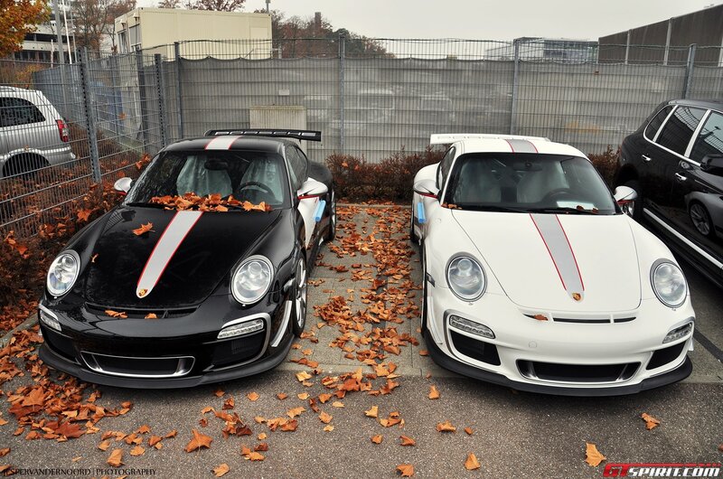 Two Porsche GT3 RS cars