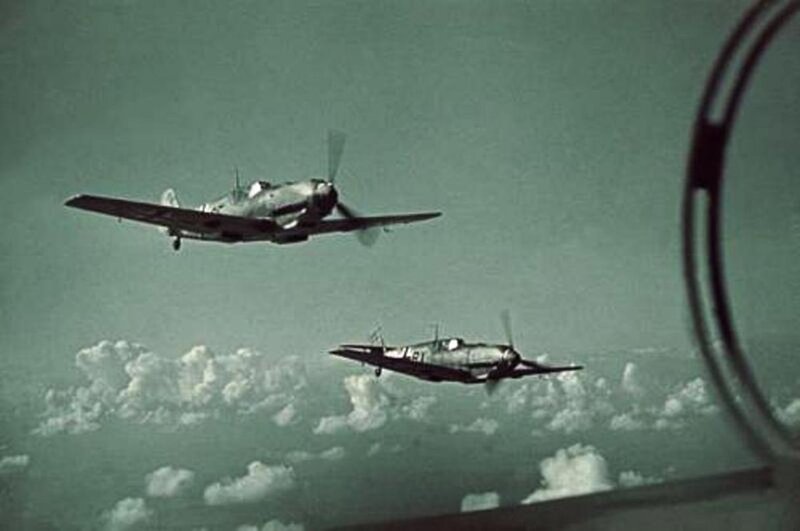 Two Propeller Planes — Green