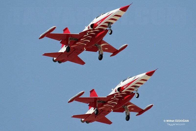 Two Red and White Jets — Dynamic