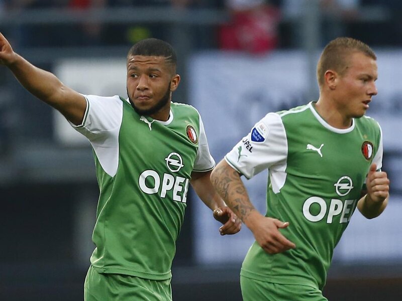 Two Soccer Players — Green, Active