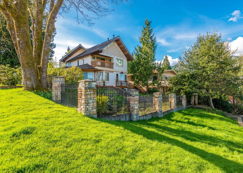 Two-story House with Yard
