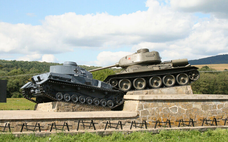 Two Tanks on Display — Green