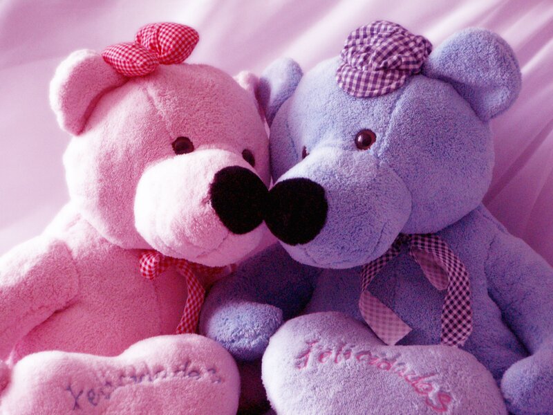 Two Teddy Bears Kissing — Pink