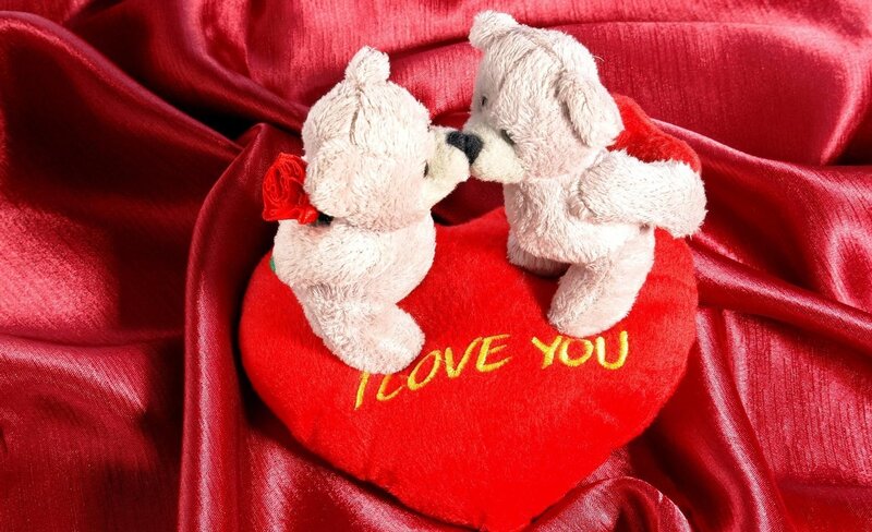 Two Teddy Bears Kissing — Red