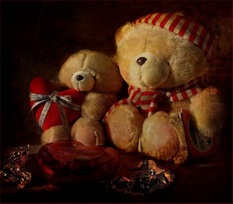 Two Teddy Bears — Red, Dramatic