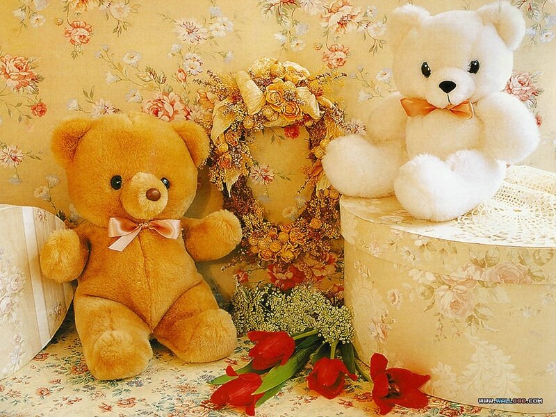 Two teddy bears with flowers