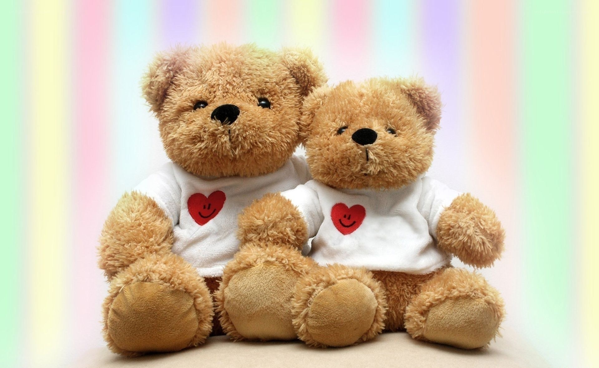 two teddy bears with hearts