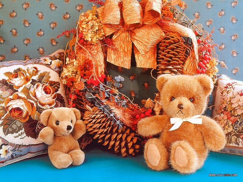 Two Teddy Bears with Wreath