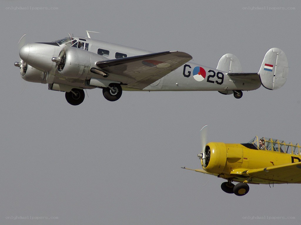 Two vintage planes in flight