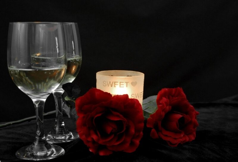 Two Wine Glasses and Roses — Black