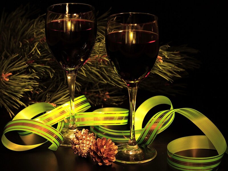 Two Wine Glasses — Green