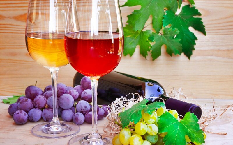 Two Wine Glasses with Grapes — Red