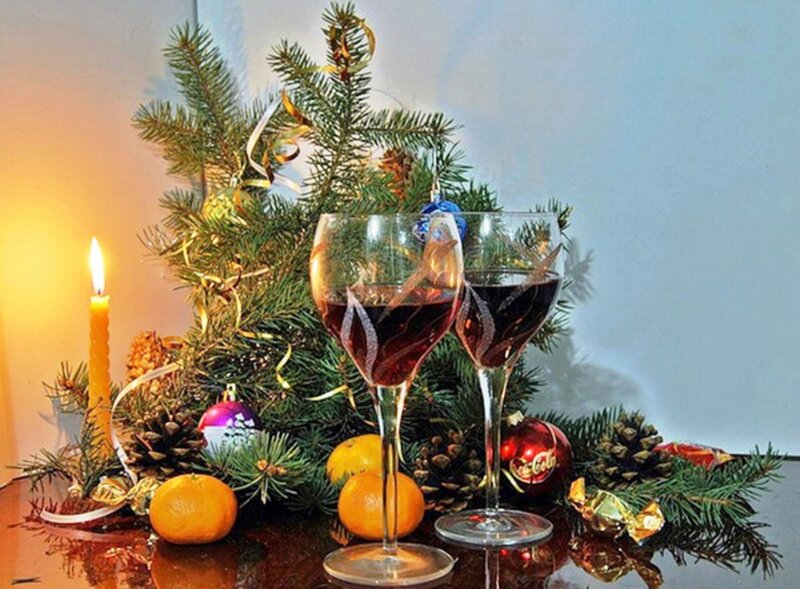 Two Wine Glasses with Ornaments — Green
