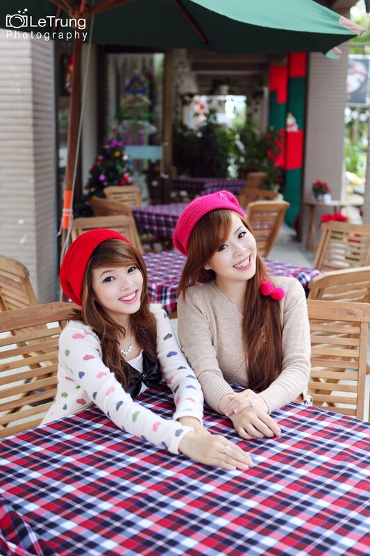 Two women at a cafe