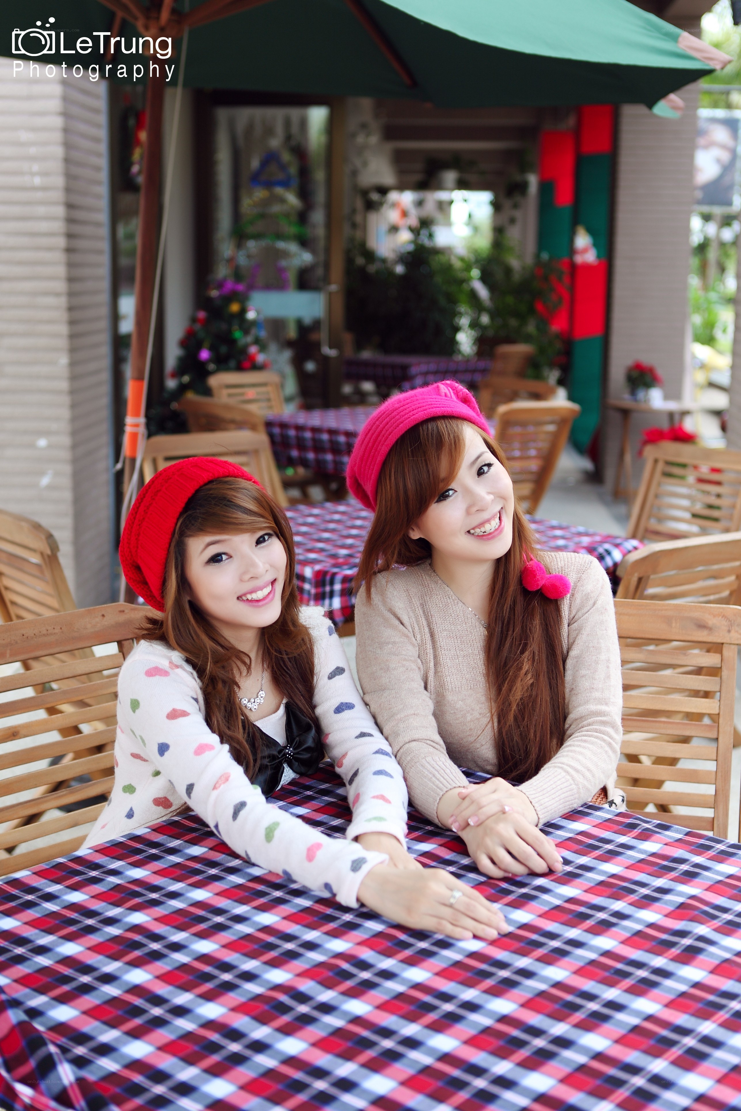 Two women at a cafe