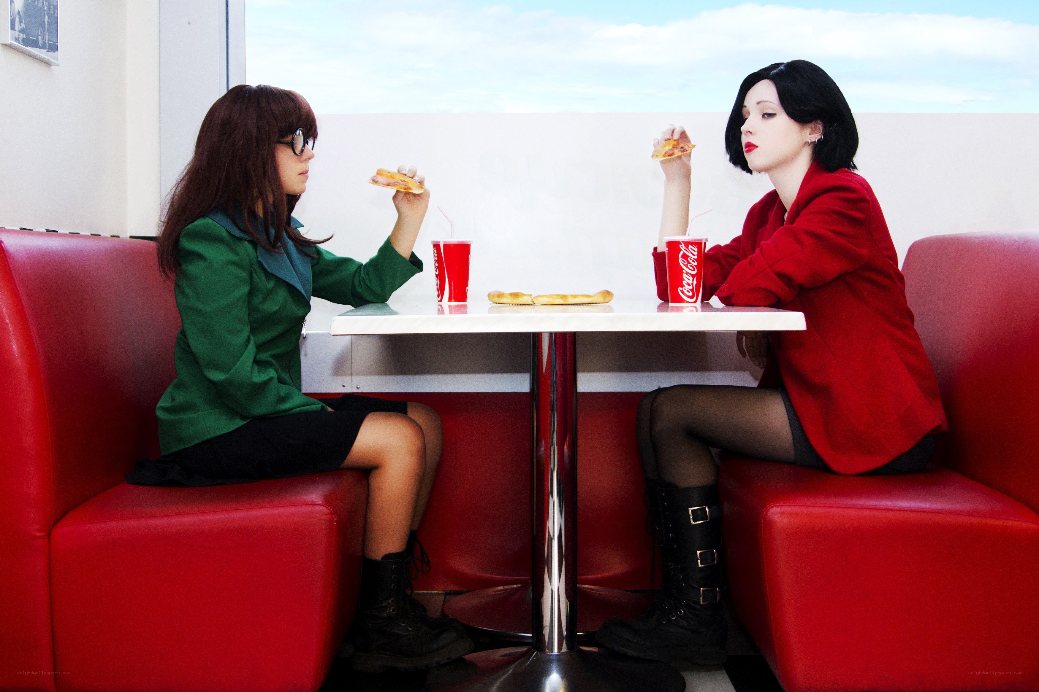 Two women eating pizza
