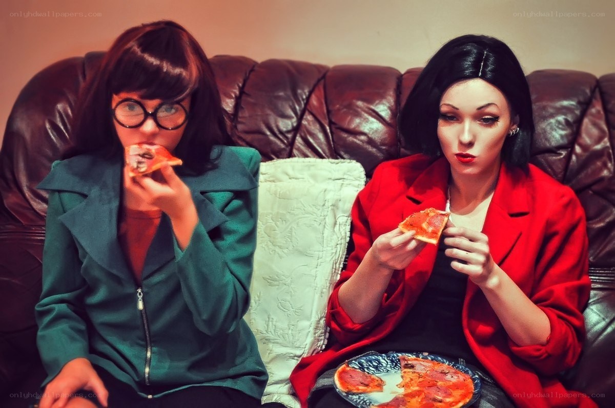 Two women eating pizza