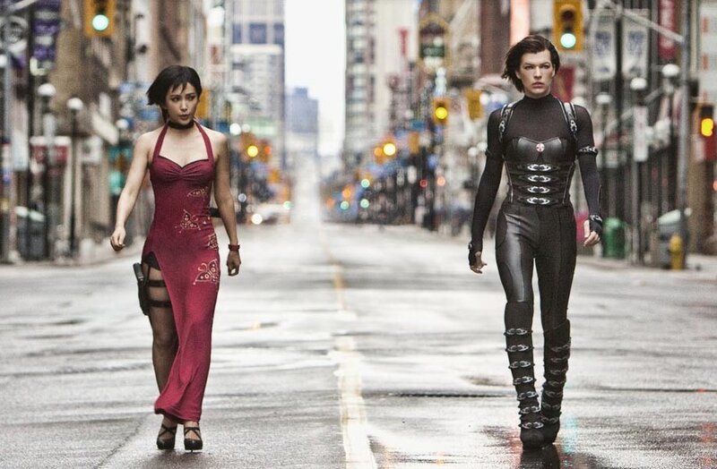 Two Women Walking Street — Black