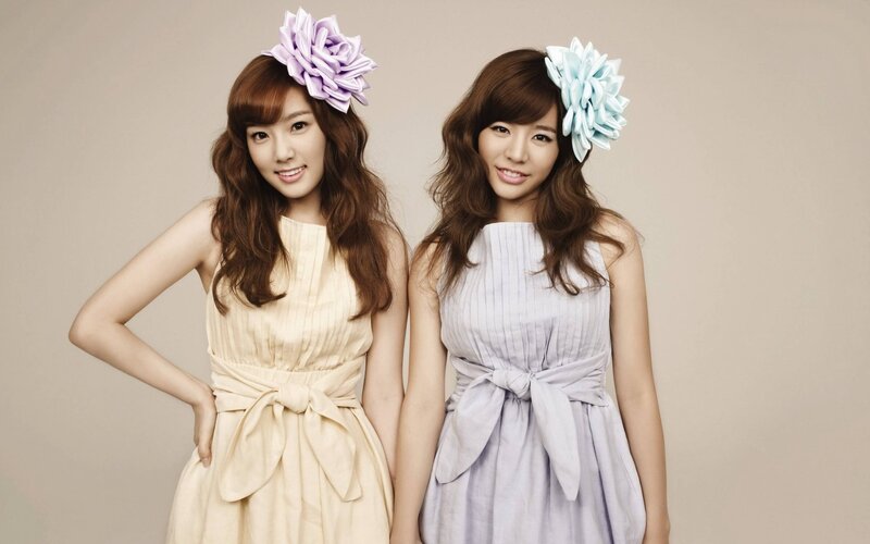 Two Women with Flowers — Beige
