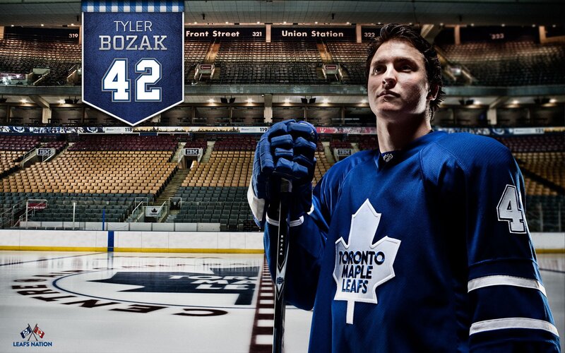 Tyler Bozak in Maple Leafs jersey