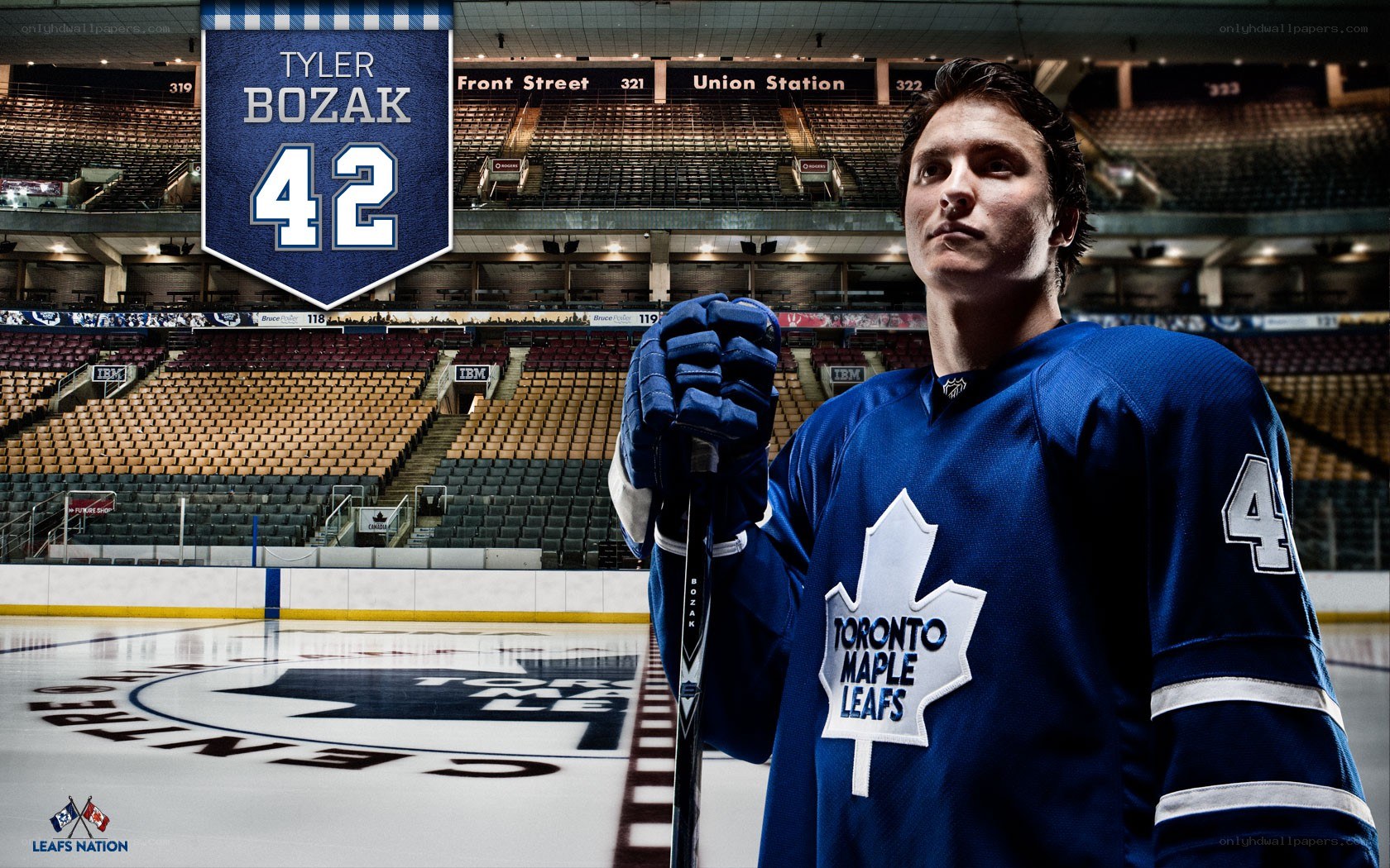 Tyler Bozak in Maple Leafs jersey