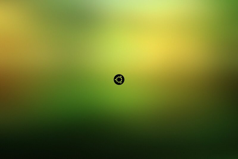 Ubuntu Logo on Gradient — Green, Calm, Abstract