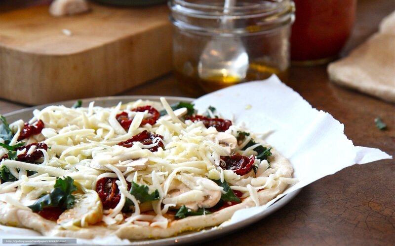Unbaked pizza with toppings