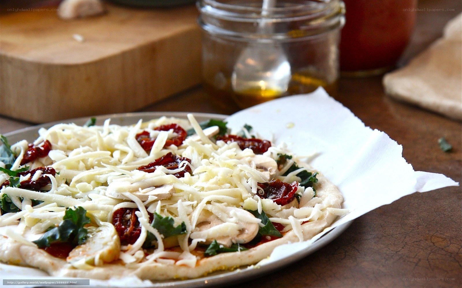 Unbaked pizza with toppings