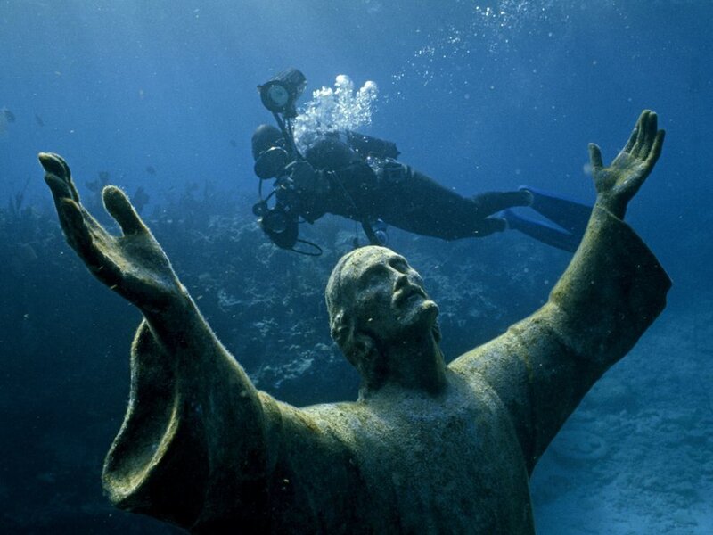 Underwater statue of Jesus
