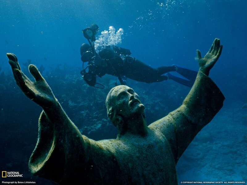 Underwater statue of Jesus