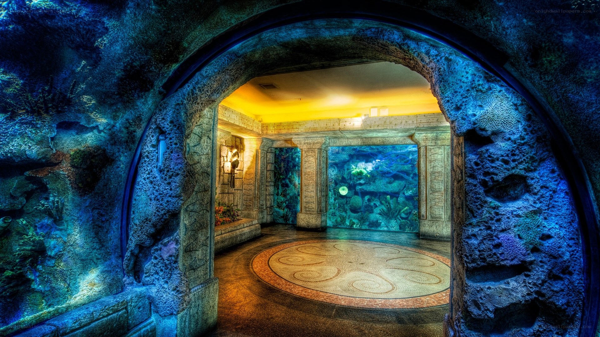 Underwater tunnel aquarium