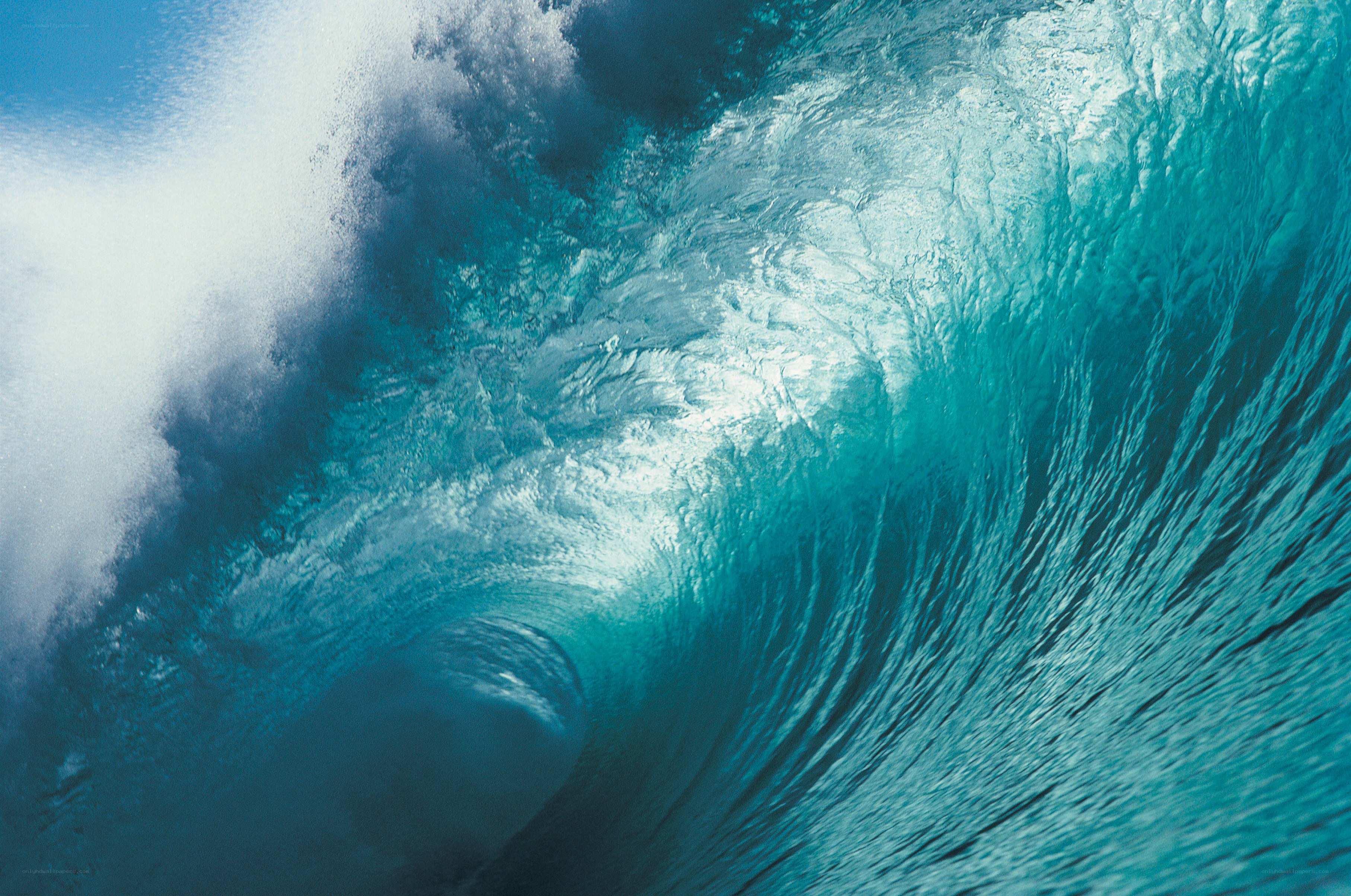 Underwater wave tunnel