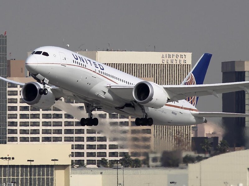 United Airlines Airplane — White, Dynamic