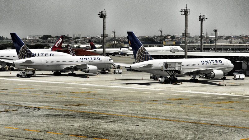 United Airlines planes at airport