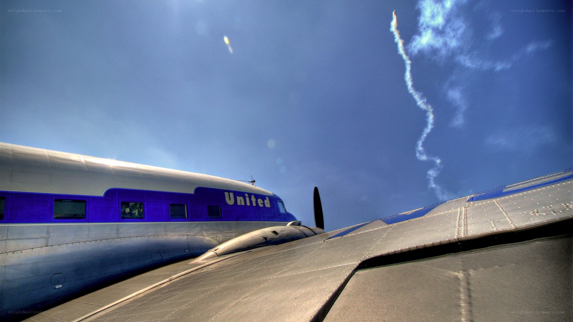 United Airlines vintage plane