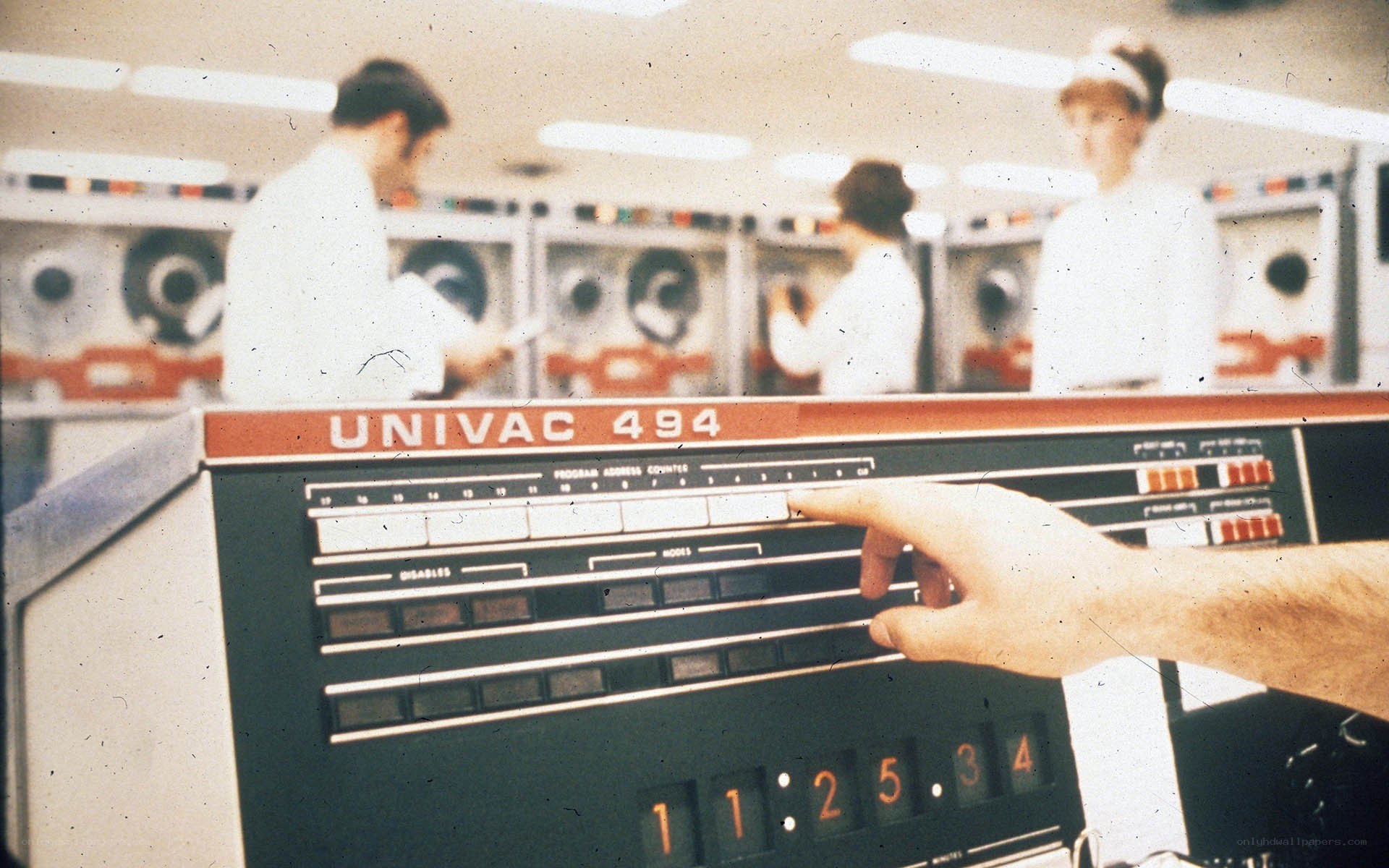 Univac 494 computer operation