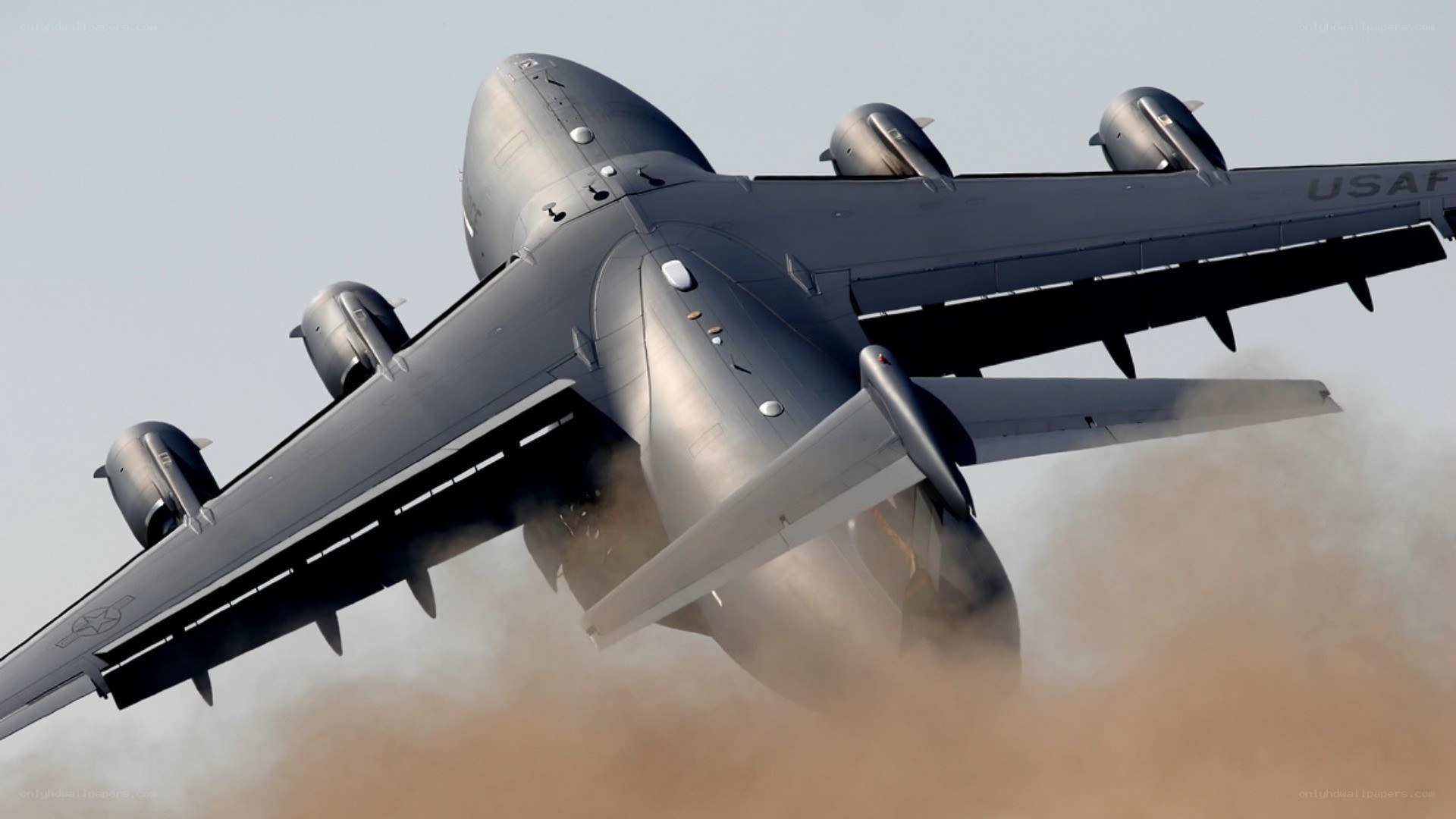 US Air Force C-17 in flight