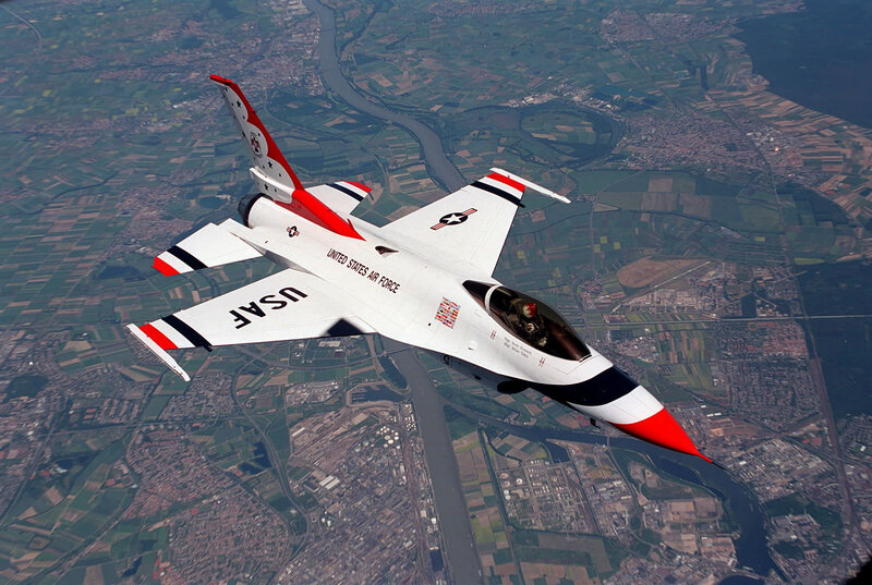USAF Thunderbirds F-16 in flight