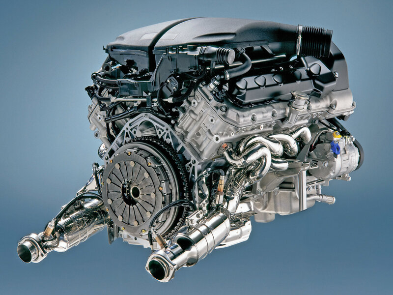 V8 engine with exhaust system