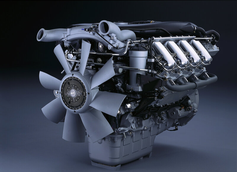 V8 engine with fan