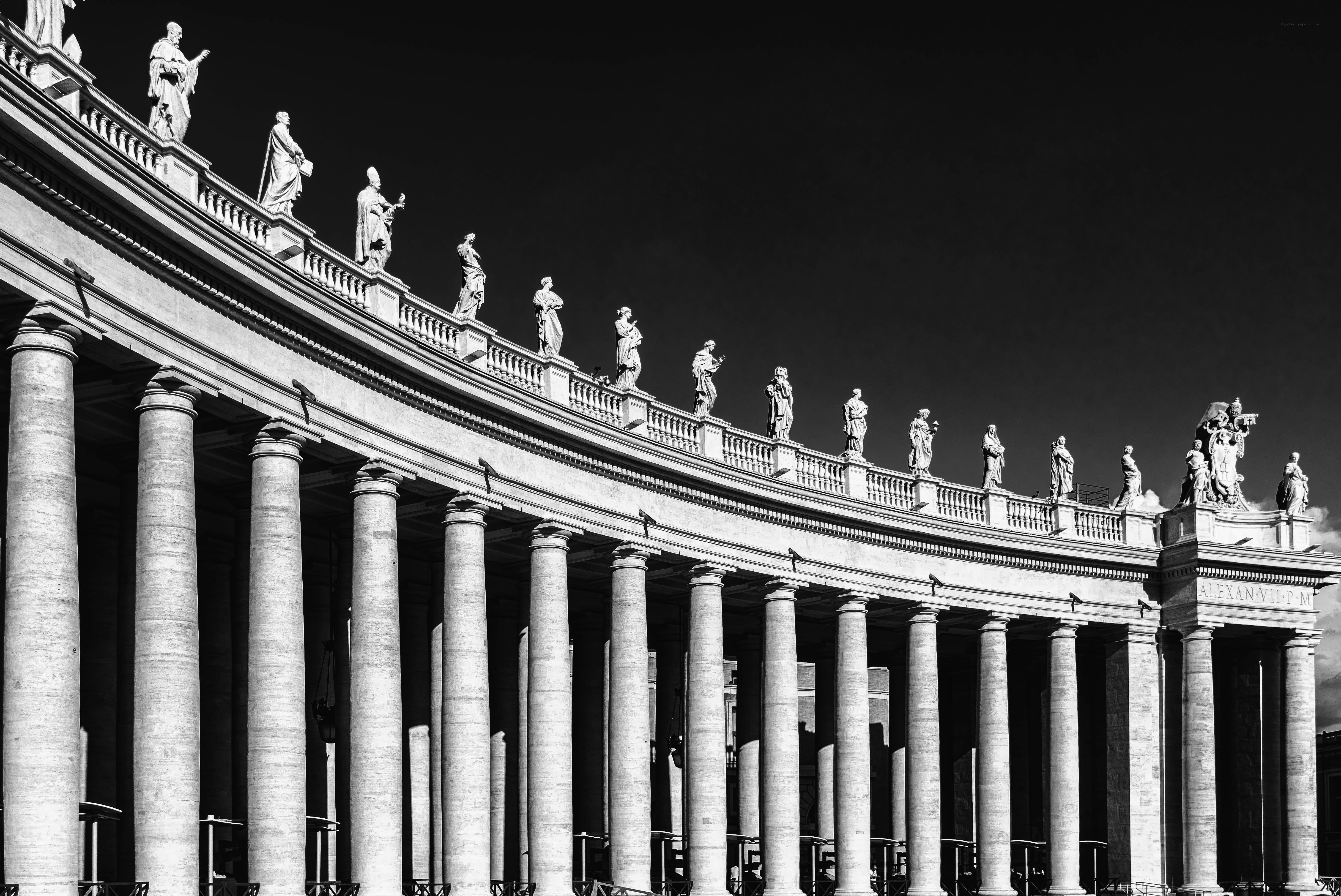 Vatican colonnade statues