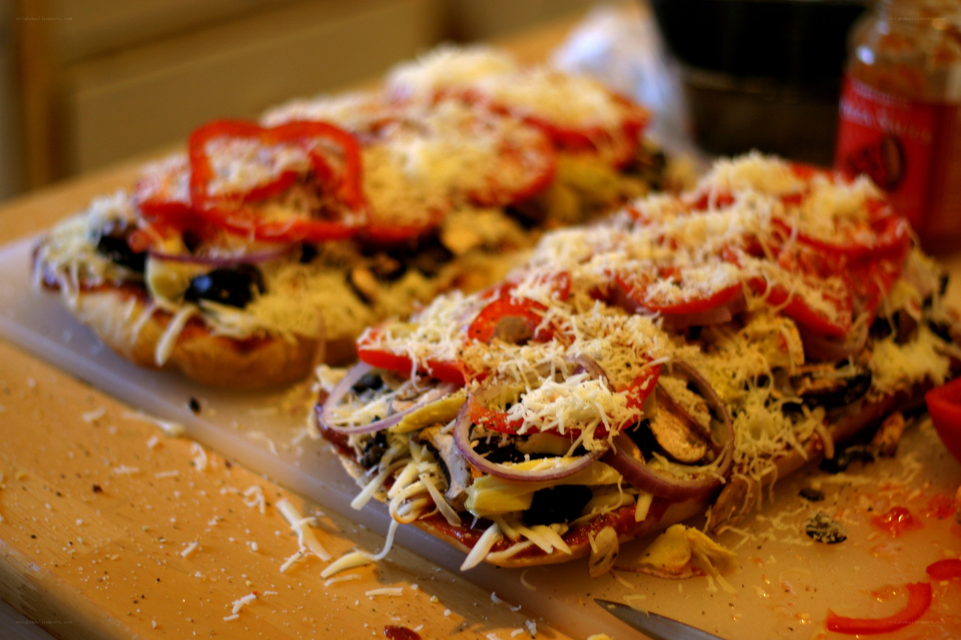 vegetable pizza on a cutting board