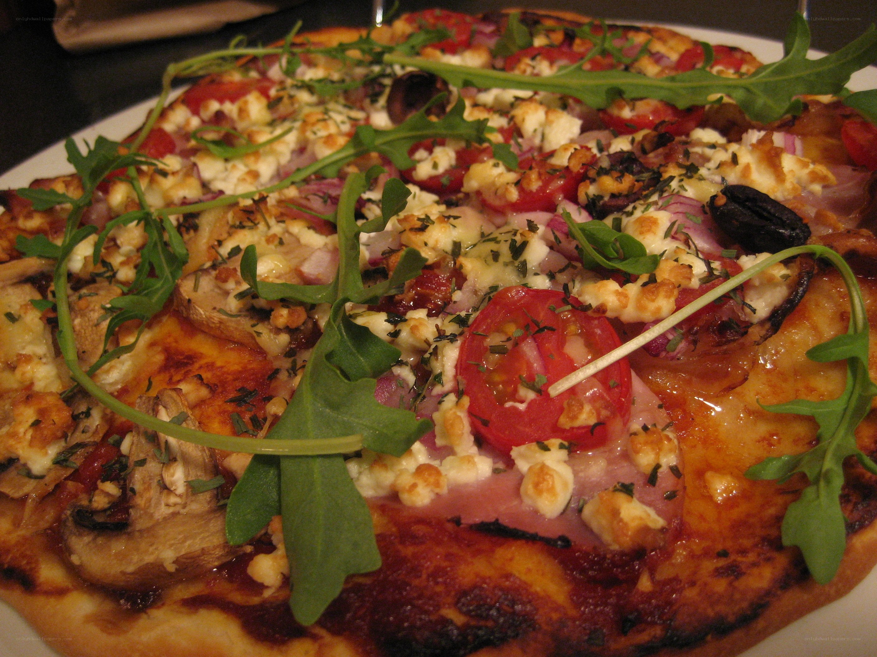vegetable pizza with arugula