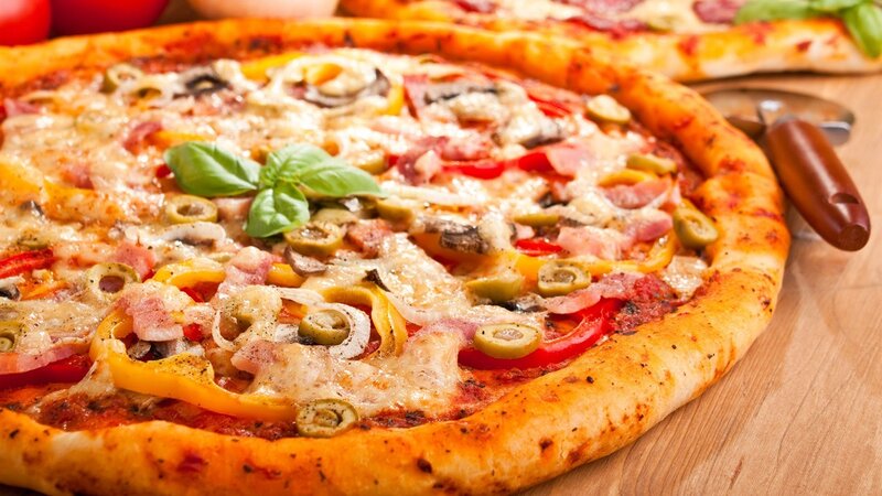Vegetable pizza with basil