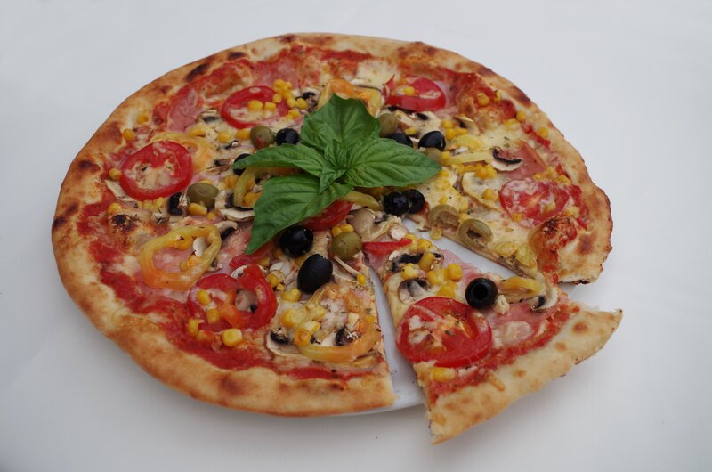 Vegetable Pizza with Basil — Red