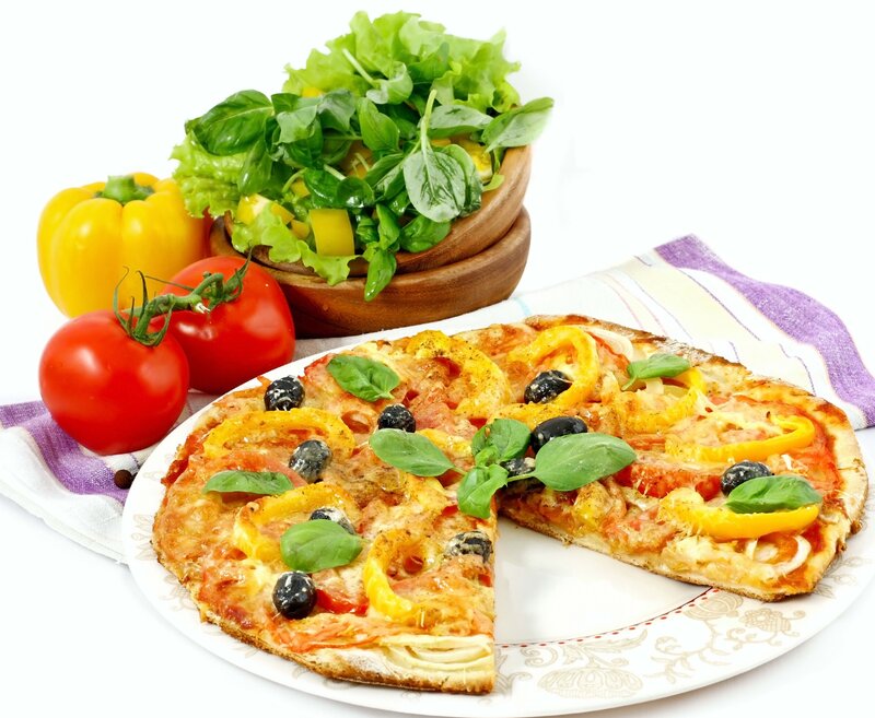 Vegetable pizza with salad
